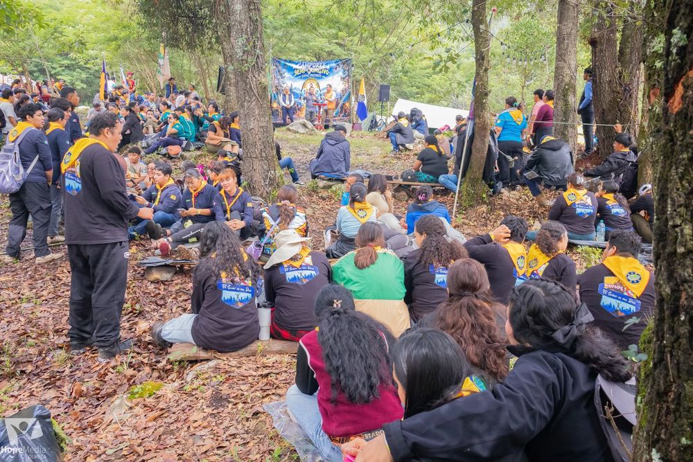 Clubes reunidos en el bosque durante el camporee