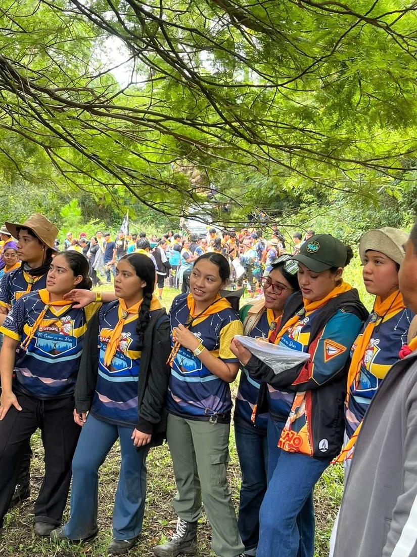 Equipo de jóvenes del club en el bosque